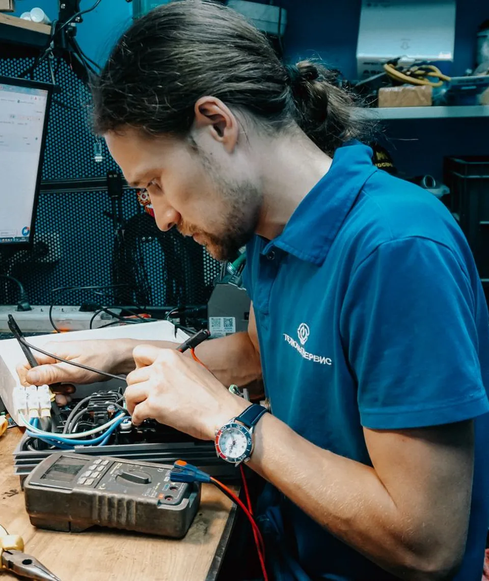 L'artisan électricien Golfe Watt au travail à Vannes